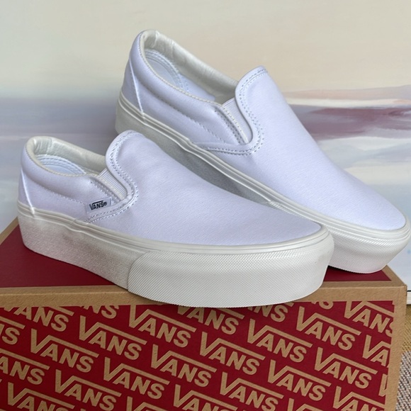 Vans WMNS Classic Slip-On
True White
VN0A3JEZW00
Sneakers - Picture 4 of 16